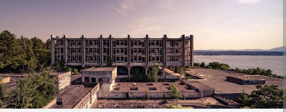Baracska Haludovo Virtual Ruin Hotel Bungaloos Apartments And Camping, International Cooperation And Assistance For Rebirth מראה חיצוני תמונה