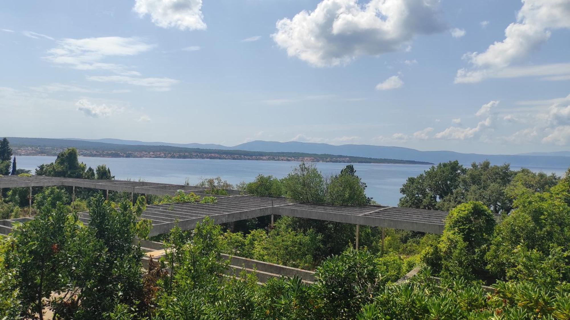 Baracska Haludovo Virtual Ruin Hotel Bungaloos Apartments And Camping, International Cooperation And Assistance For Rebirth מראה חיצוני תמונה